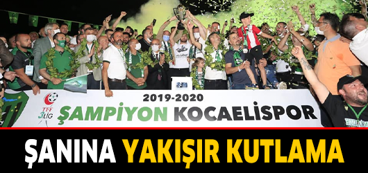 Kocaelispor'un şampiyonluk kutlamalarında önce İzmit Körfez'i meşaleler ile yandı daha