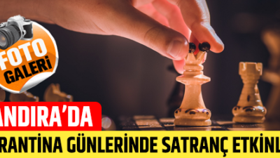 Kandıra'da öğretmen ve öğrenciler karantina günlerini satranç oynayarak geçiriyorlar.
