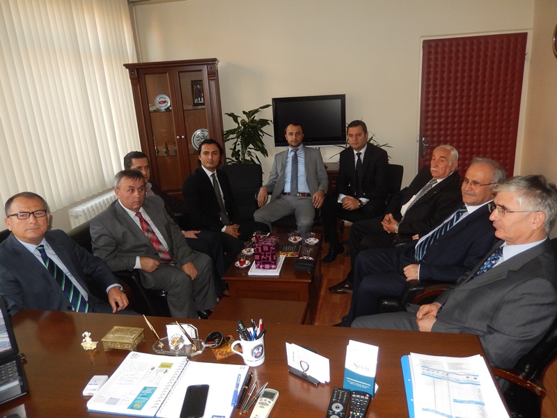 Kocaeli Kandıralılar Derneği yöneticileri Derince İlçe Emniyet Müdürü Yusuf Aydın'ın makamında