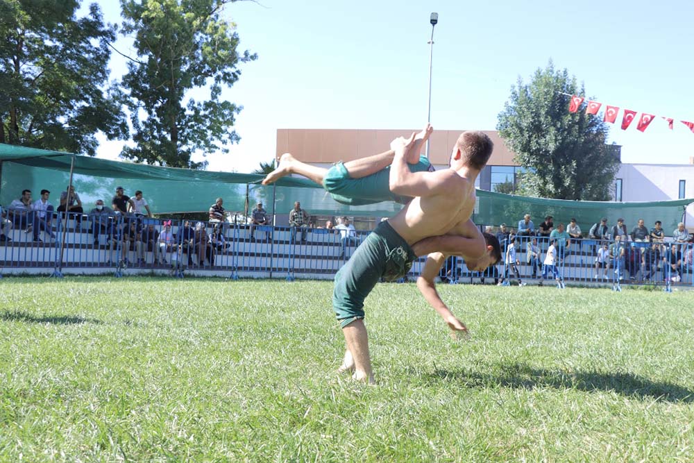 Kandıra Belediyesi ve İlçe Gençlik ve Spor Müdürlüğü tarafından düzenlenen Kandıra Namazgah Karakucak ve Yağlı Pehlivan güreşleri kıran kırana bir mücadeleye sahne oldu.