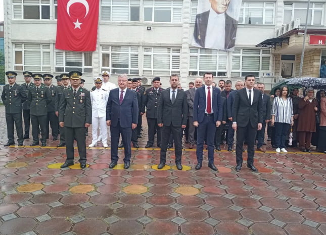 Kandıra'da 19 Mayıs Atatürk'ü Anma Gençlik ve Spor Bayramı kutlamaları Kandıra Kaymakamlığı bahçesinde düzenlenen törende Gençlik ve Spor İlçe Müdürü Ercan Güneş tarafından Atatürk Anıtı'na çelenk sunulması ile başladı.