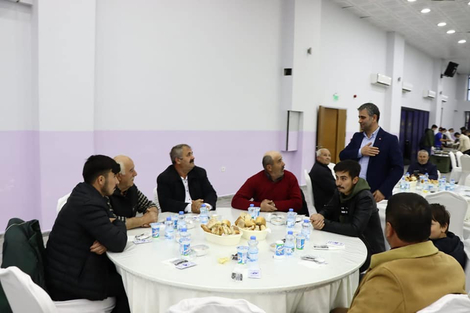 Kandıra Belediye Başkanı Adnan Turan, Kandıra Belediyesi tarafından düzenlenen iftar programında Kandıra esnafıyla bir araya geldi.