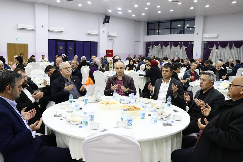 Kandıra Belediye Başkanı Adnan Turan, Kandıra Belediyesi tarafından düzenlenen iftar programında Kandıra esnafıyla bir araya geldi.