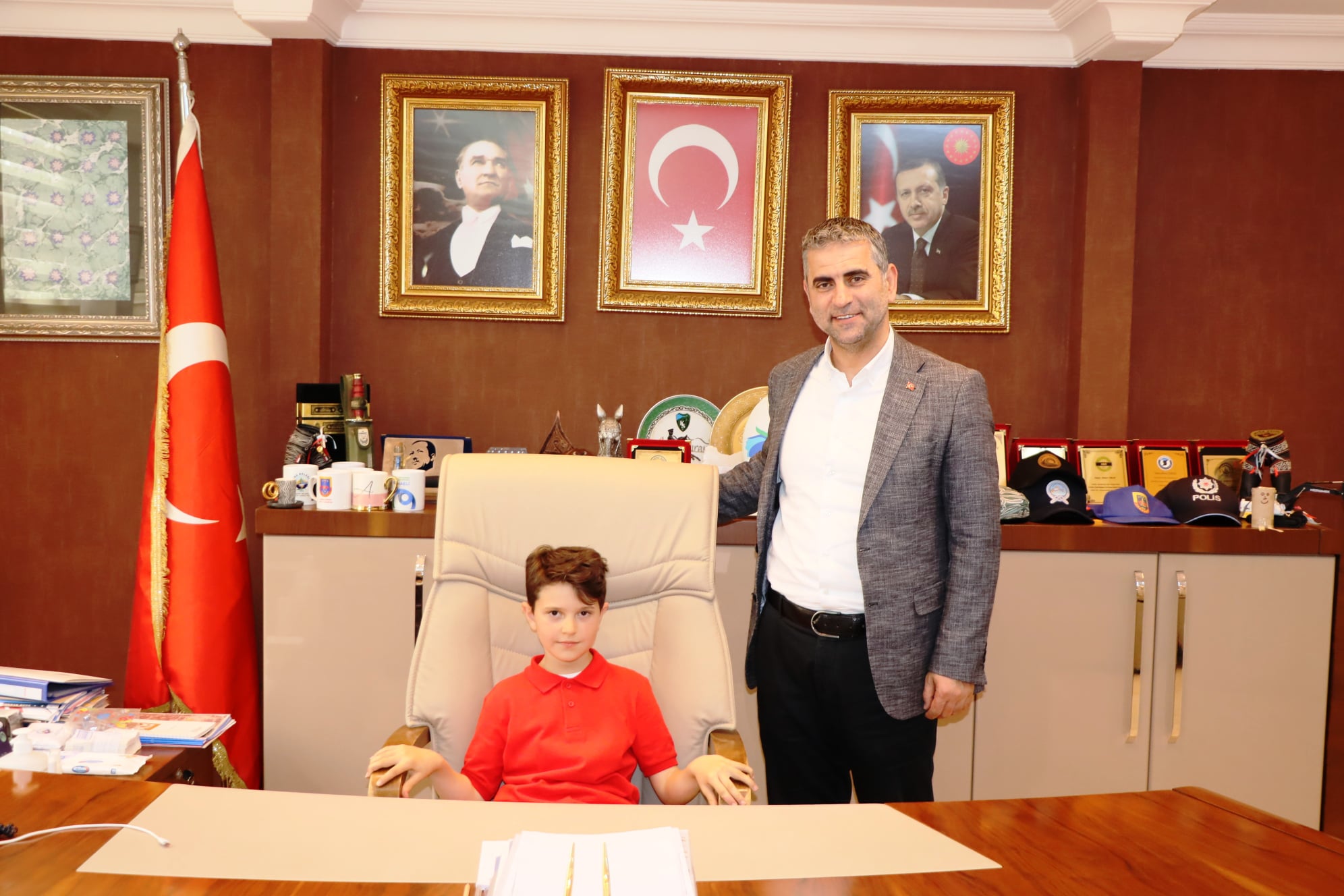Kandıra Belediye Başkanı Adnan Turan, 23 Nisan Ulusal Egemenlik ve Çocuk Bayramı’nda koltuğunu Kefken Oğuz Kır İlkokulu 4. sınıf öğrencileri Duru Yalçınkaya ve Mehmet Emir Akgül’e bıraktı.