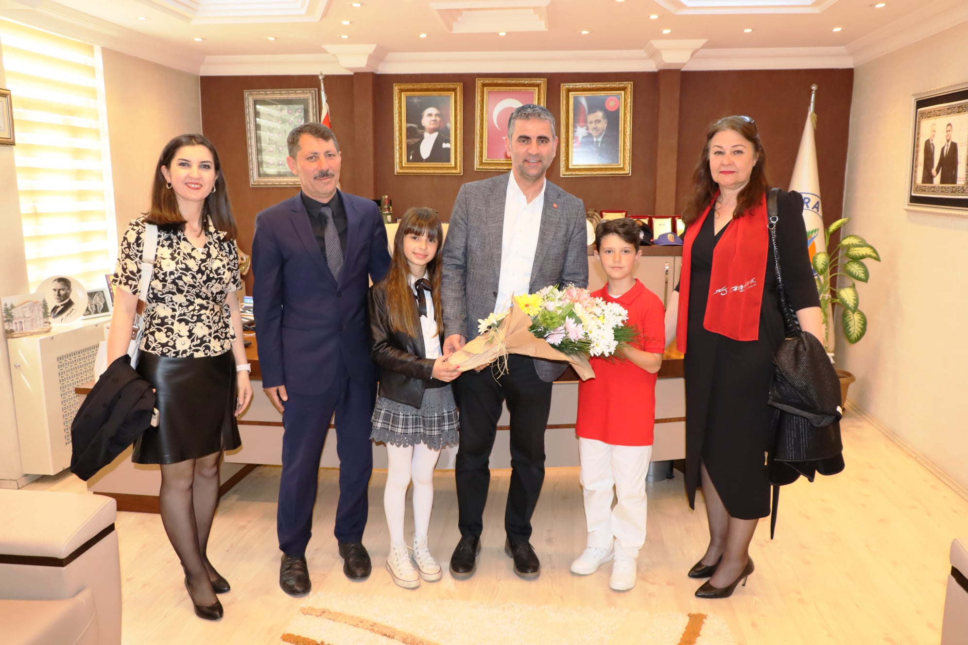 Kandıra Belediye Başkanı Adnan Turan, 23 Nisan Ulusal Egemenlik ve Çocuk Bayramı’nda koltuğunu Kefken Oğuz Kır İlkokulu 4. sınıf öğrencileri Duru Yalçınkaya ve Mehmet Emir Akgül’e bıraktı.