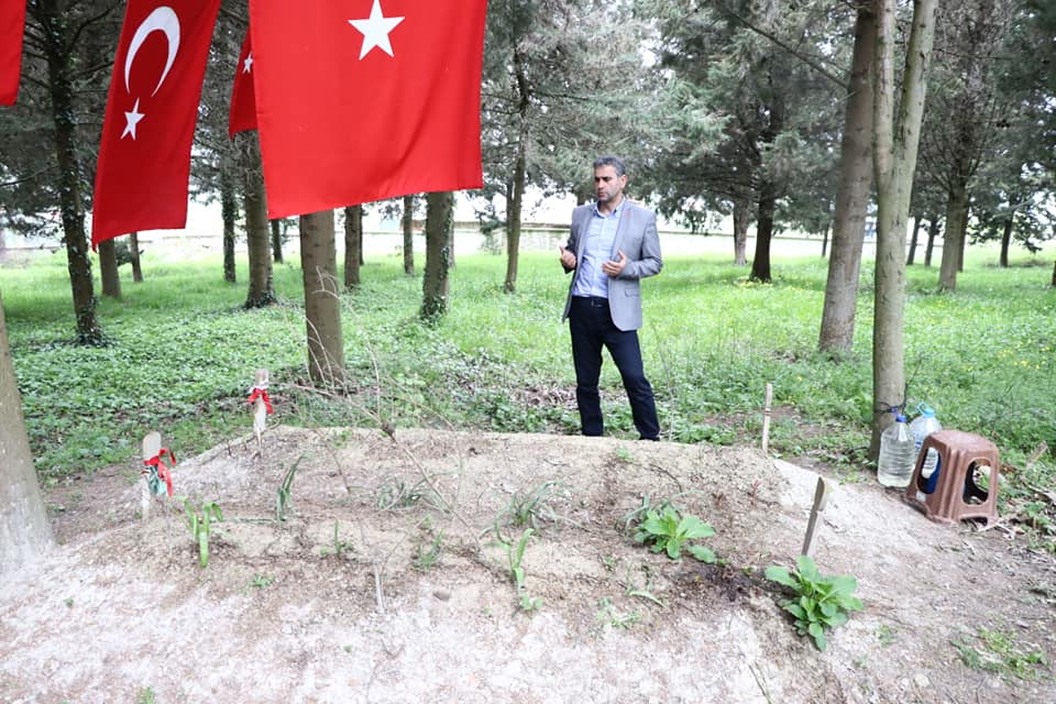 Kandıra Belediye Başkanı Adnan Turan Arefe Günü Kandıralı Şehitlerin kabrini ziyaret etti, dualar etti.