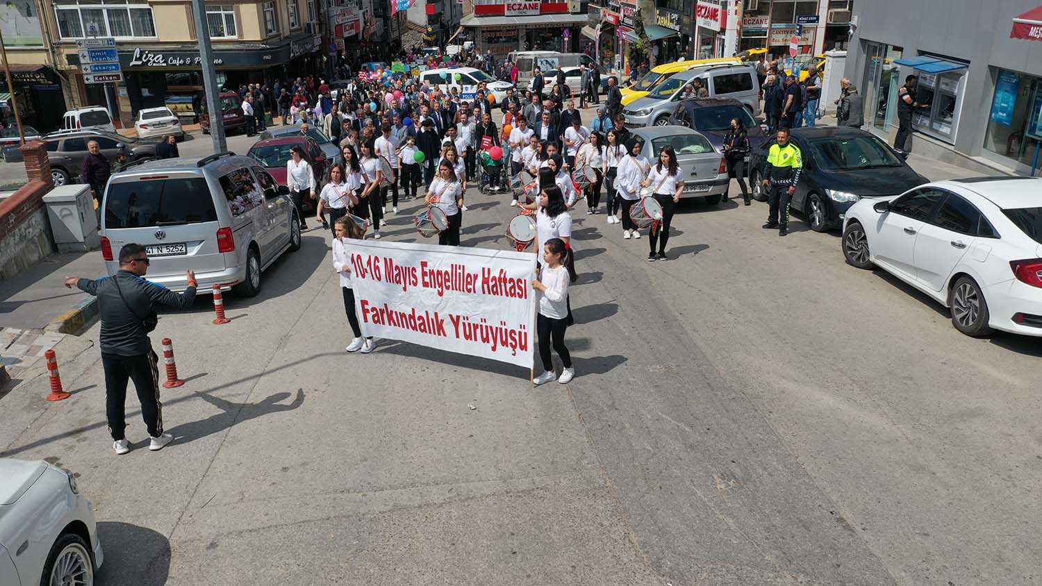 Kandıra Zafer İlkokulu tarafından 10-16 Mayıs Engelliler Haftası dolayısıyla farkındalık yürüyüşü düzenlendi.
