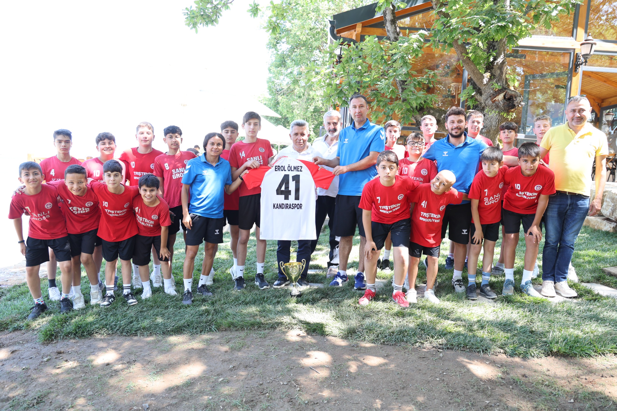 Kandıraspor U13 futbolcuları Başkan Erol Ölmez ile kahvaltıda