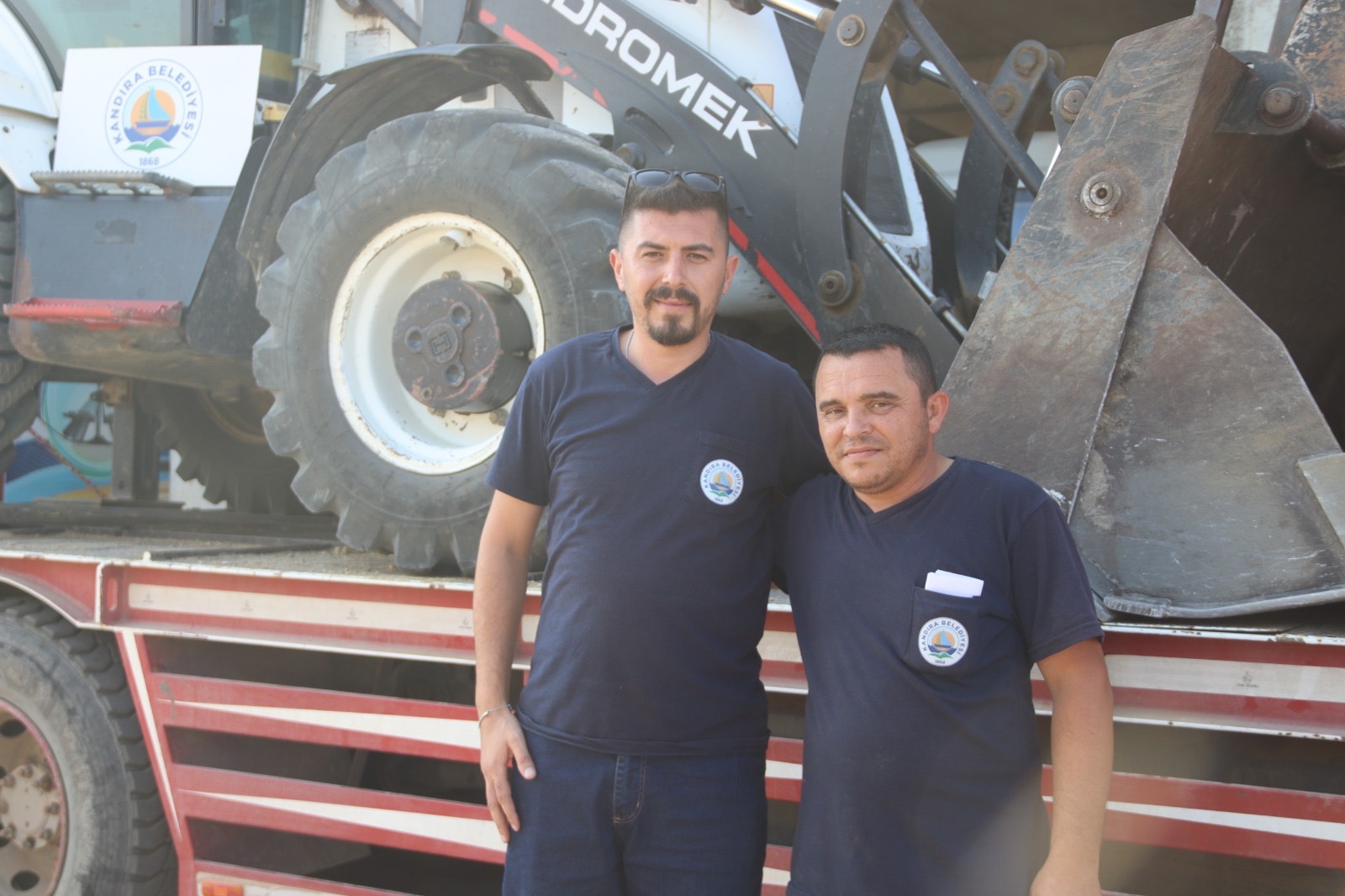 Kandıra Belediyesi’nin Geyve orman yangınına destek amacıyla gönderdiği iş makineleri ve personel yangın bölgesine ulaştı.