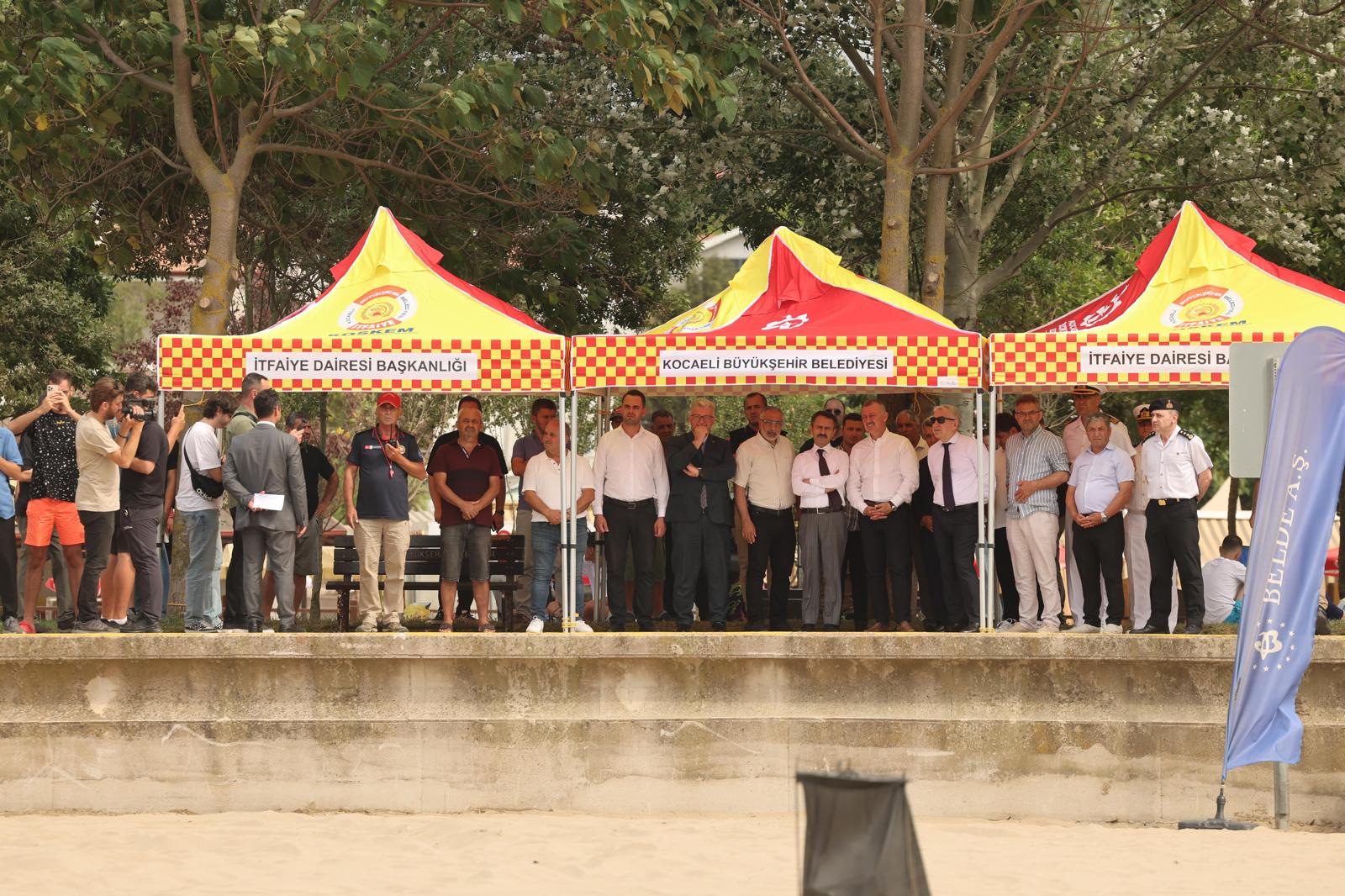 KOSKEM ekipleri Cebeci sahilindeki tatbikatta boğulma vakasına müdahale ederken.