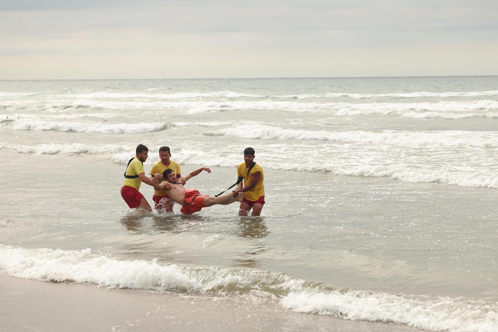 KOSKEM ekipleri Cebeci sahilindeki tatbikatta boğulma vakasına müdahale ederken.