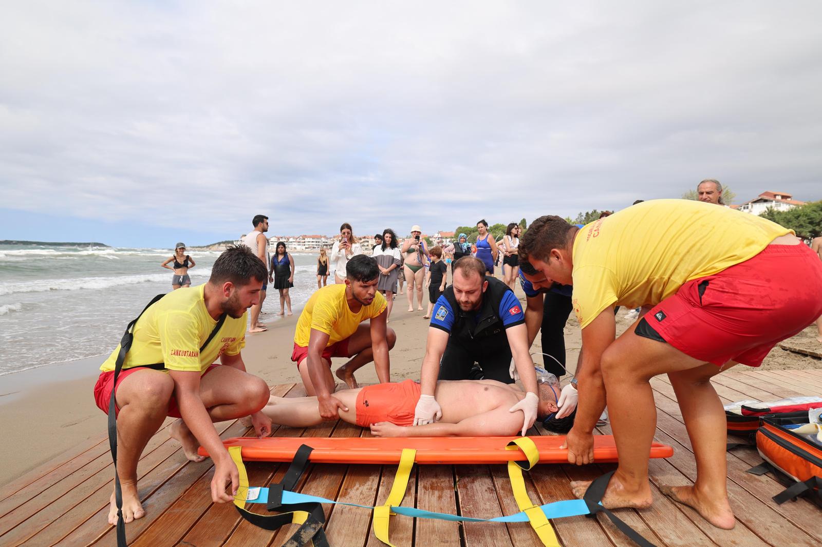 KOSKEM ekipleri Cebeci sahilindeki tatbikatta boğulma vakasına müdahale ederken.