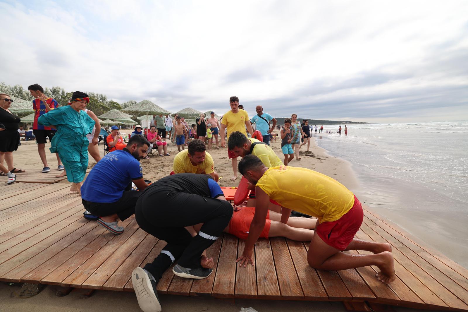 KOSKEM ekipleri Cebeci sahilindeki tatbikatta boğulma vakasına müdahale ederken.