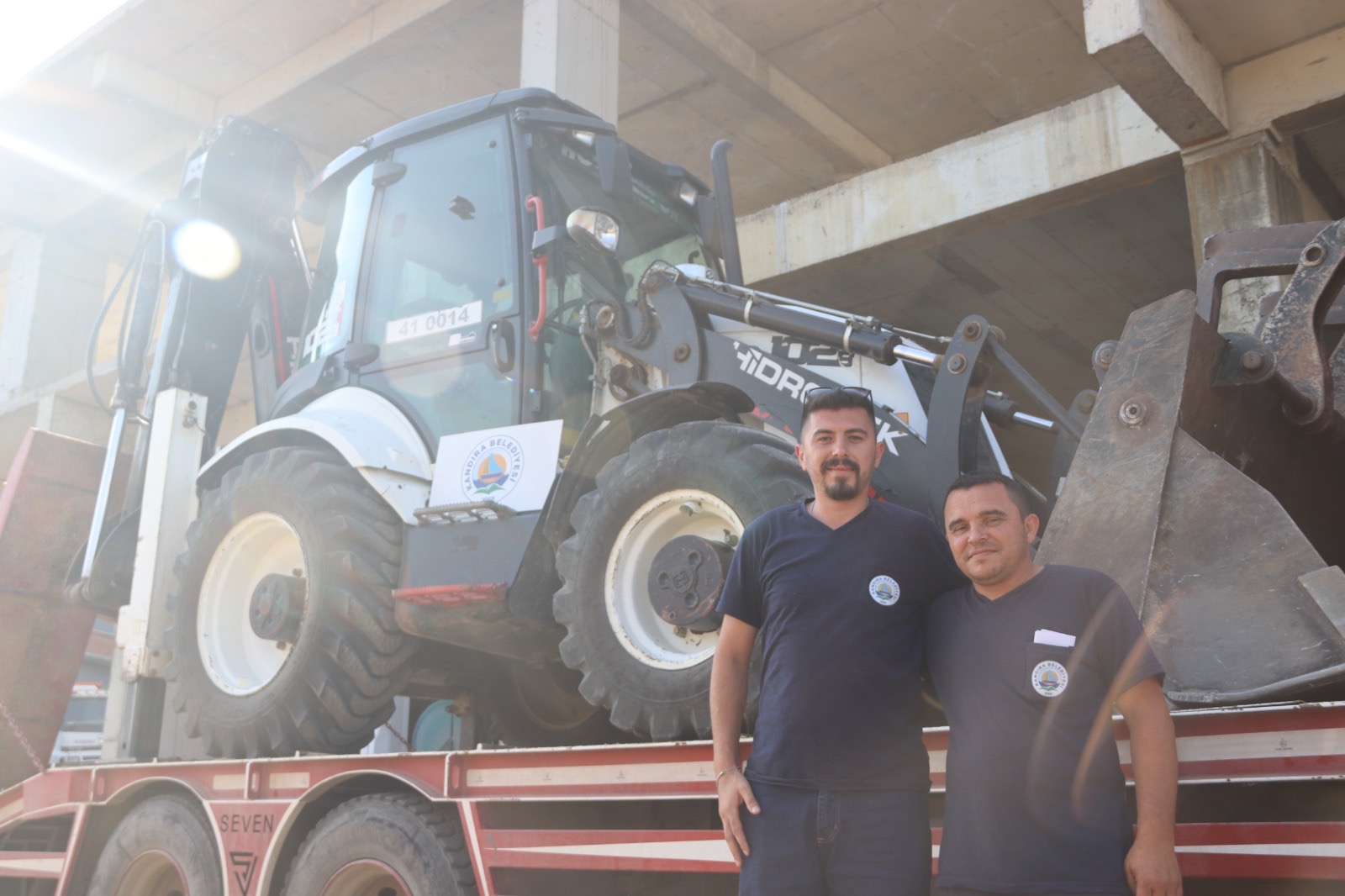 Kandıra Belediyesi’nin Geyve orman yangınına destek amacıyla gönderdiği iş makineleri ve personel yangın bölgesine ulaştı.