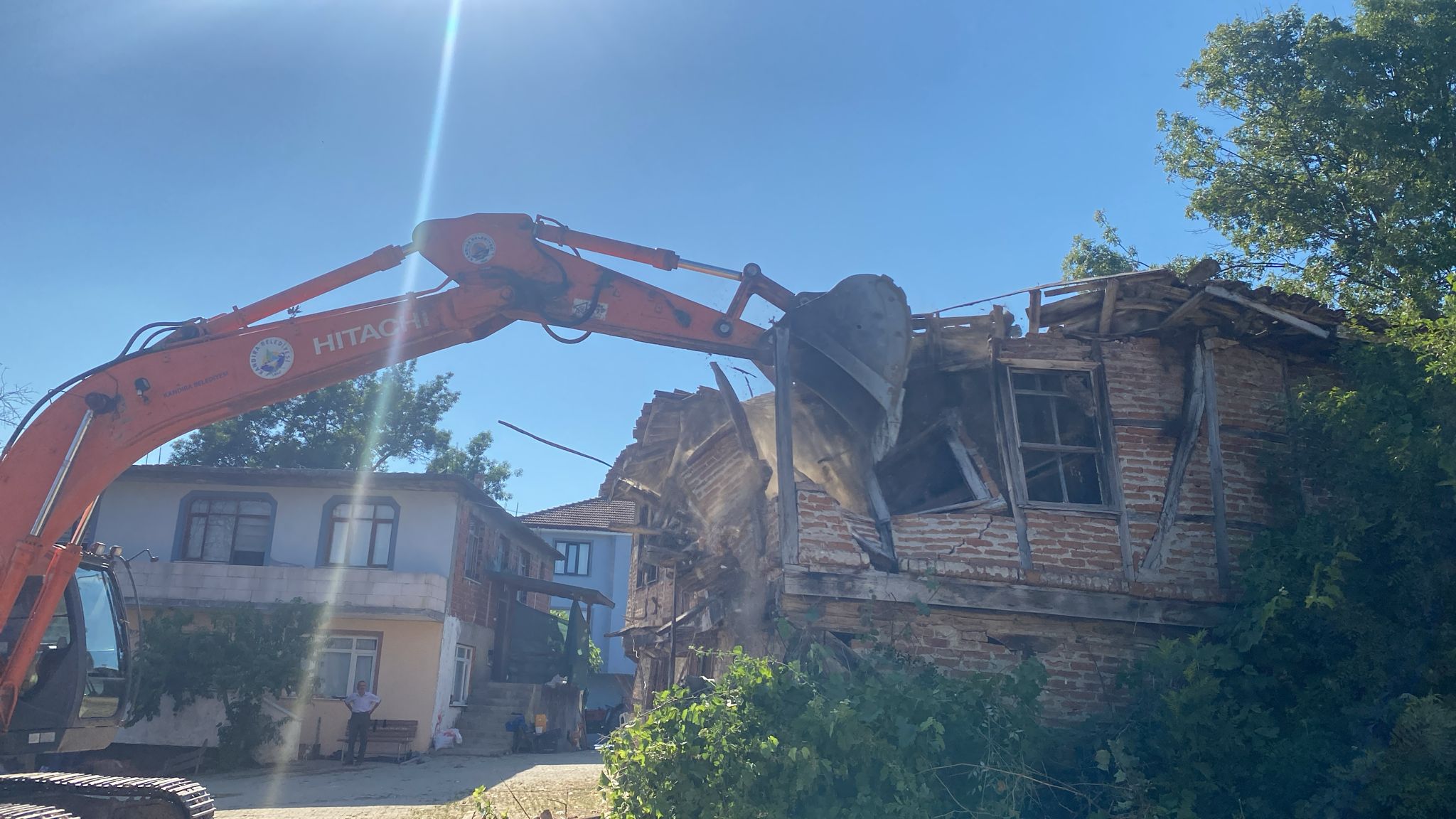 Kandıra’da Tehlike Saçan Metruk Yapılar Tek Tek Yıkılıyor