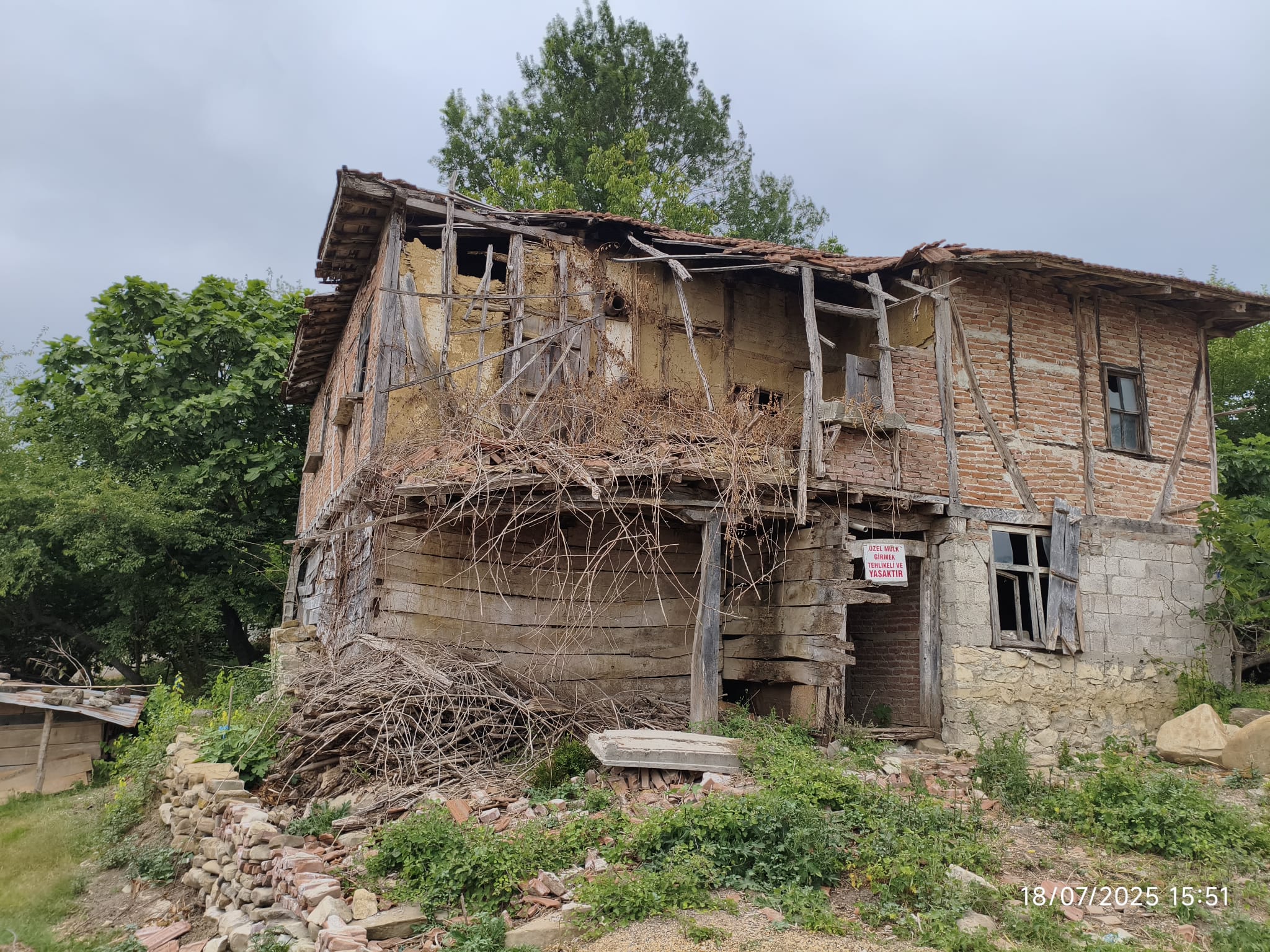 Kandıra’da Tehlike Saçan Metruk Yapılar Tek Tek Yıkılıyor