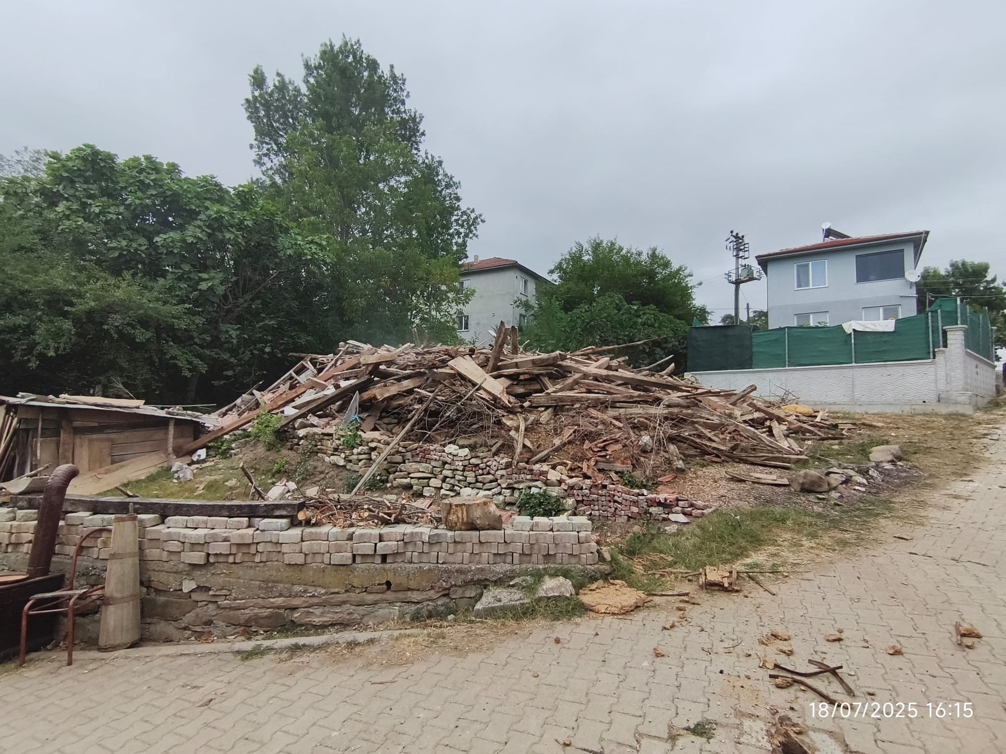 Kandıra’da Tehlike Saçan Metruk Yapılar Tek Tek Yıkılıyor