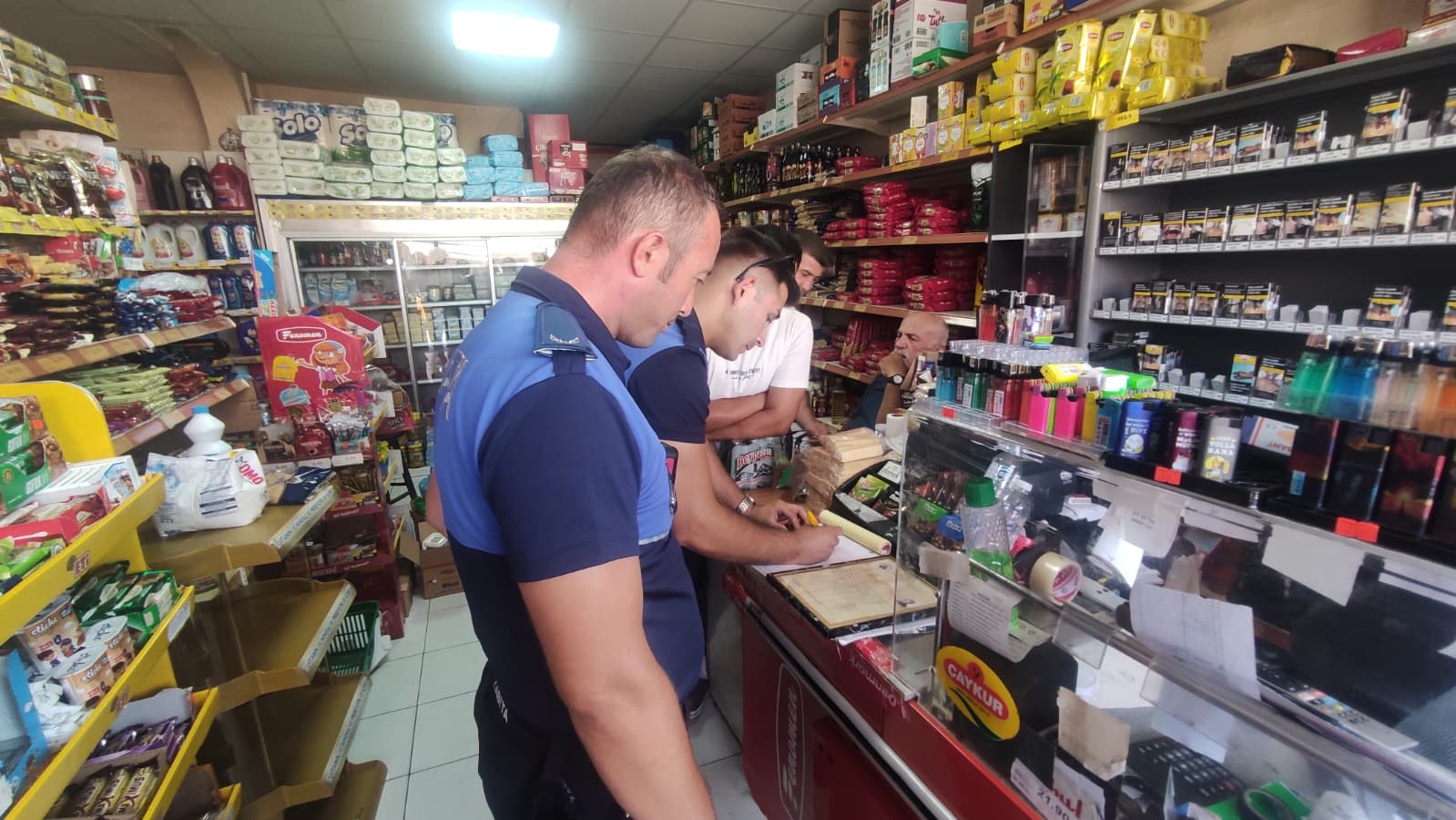 Kandıra’da zabıta ekipleri, yayaların güvenliği için kaldırım işgallerine müdahale ediyor.