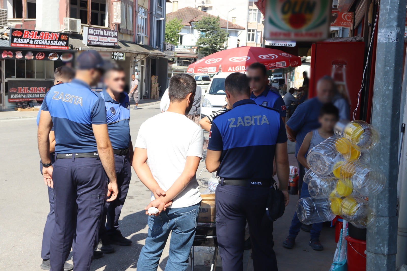 Kandıra’da zabıta ekipleri, yayaların güvenliği için kaldırım işgallerine müdahale ediyor.