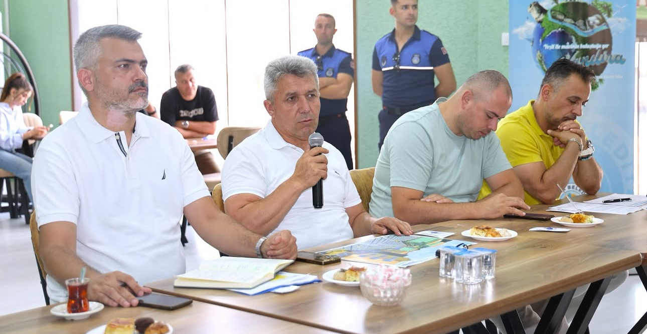 Kandıra Belediye Başkanı Erol Ölmez, Lokantalar Caddesi'ndeki esnaflarla yol ve kaldırım projesi hakkında istişare toplantısı yaptı.