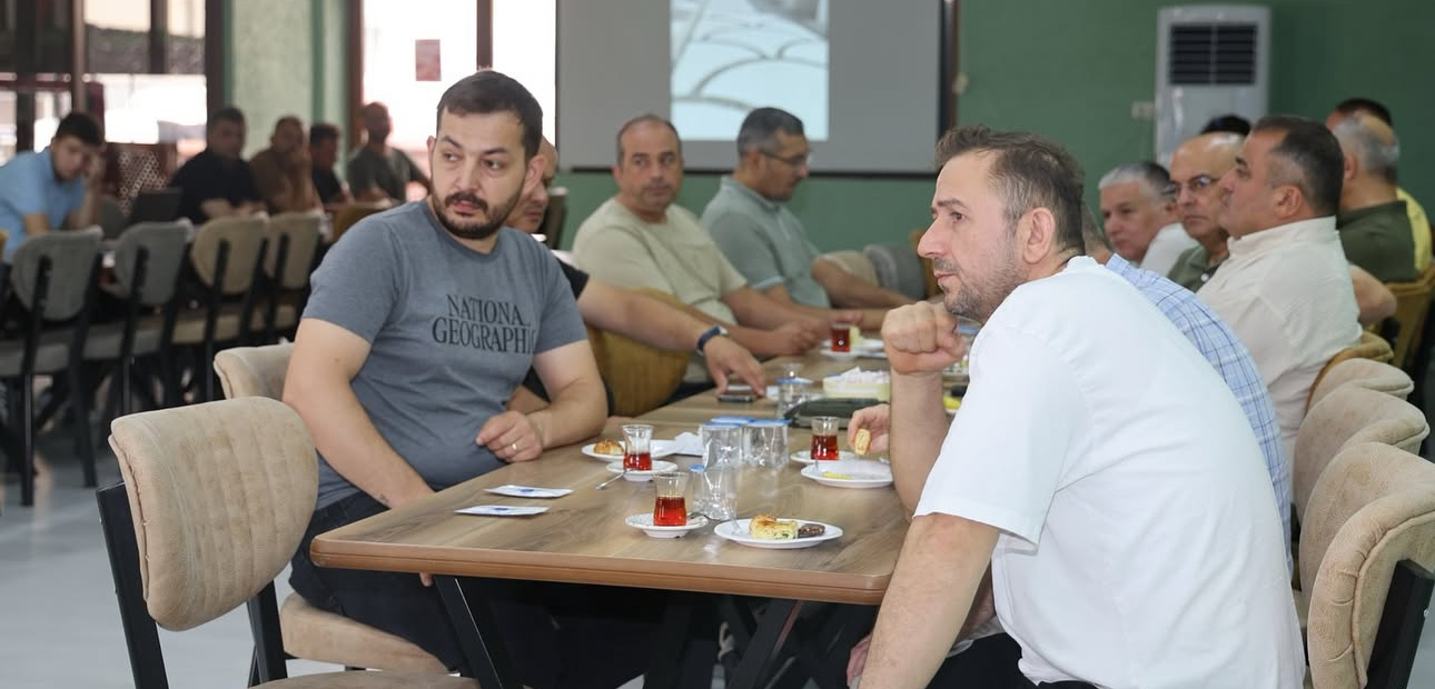 Kandıra Belediye Başkanı Erol Ölmez, Lokantalar Caddesi'ndeki esnaflarla yol ve kaldırım projesi hakkında istişare toplantısı yaptı.