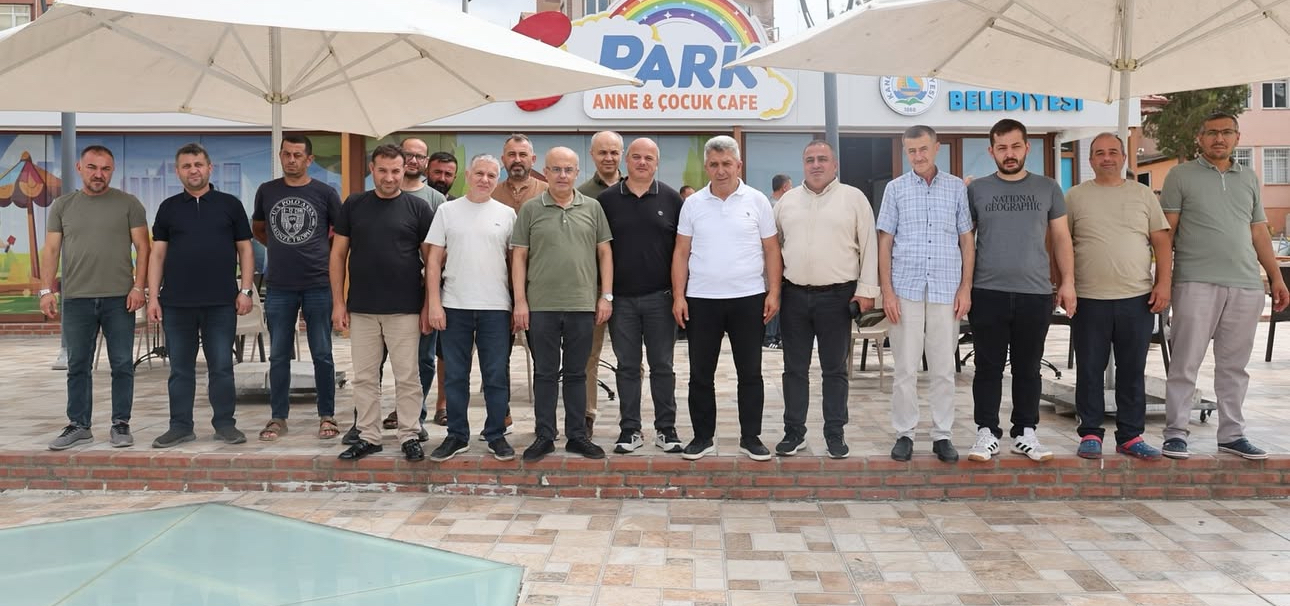 Kandıra Belediye Başkanı Erol Ölmez, Lokantalar Caddesi'ndeki esnaflarla yol ve kaldırım projesi hakkında istişare toplantısı yaptı.