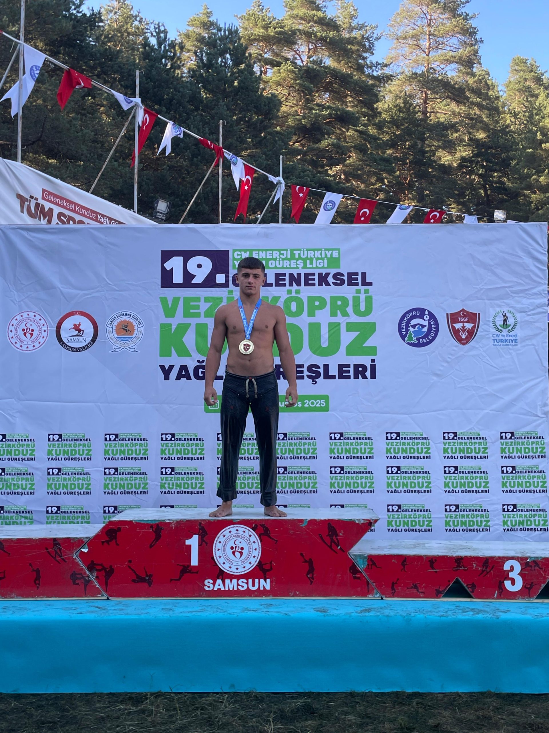 Kandıralı Salih Yıldız Vezirköprü Kunduz Yağlı Güreşleri'nde şampiyonluk kürsüsünde