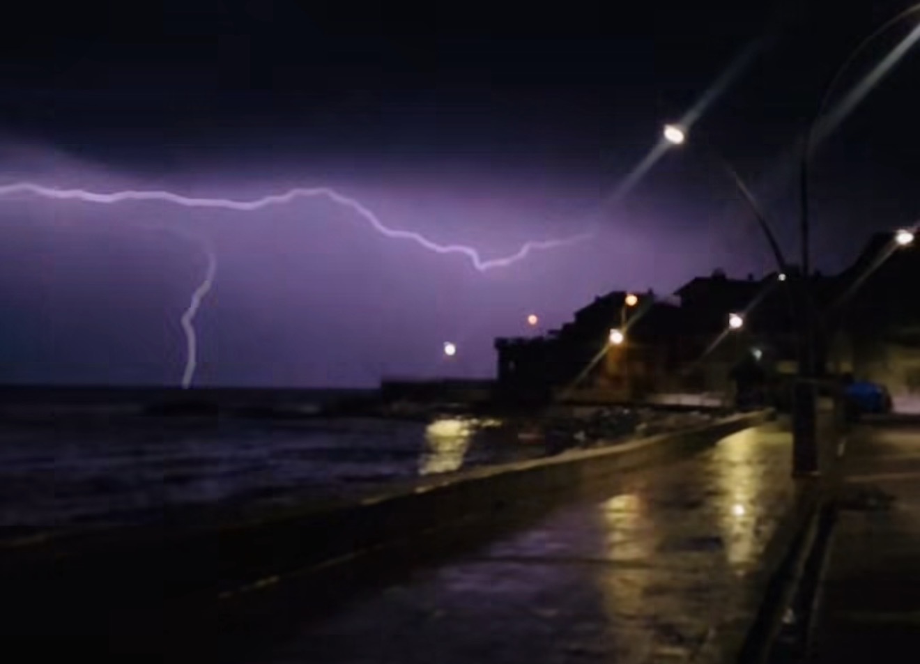 Kandıra Cebeci’de Şimşekler Gökyüzünü Aydınlattı