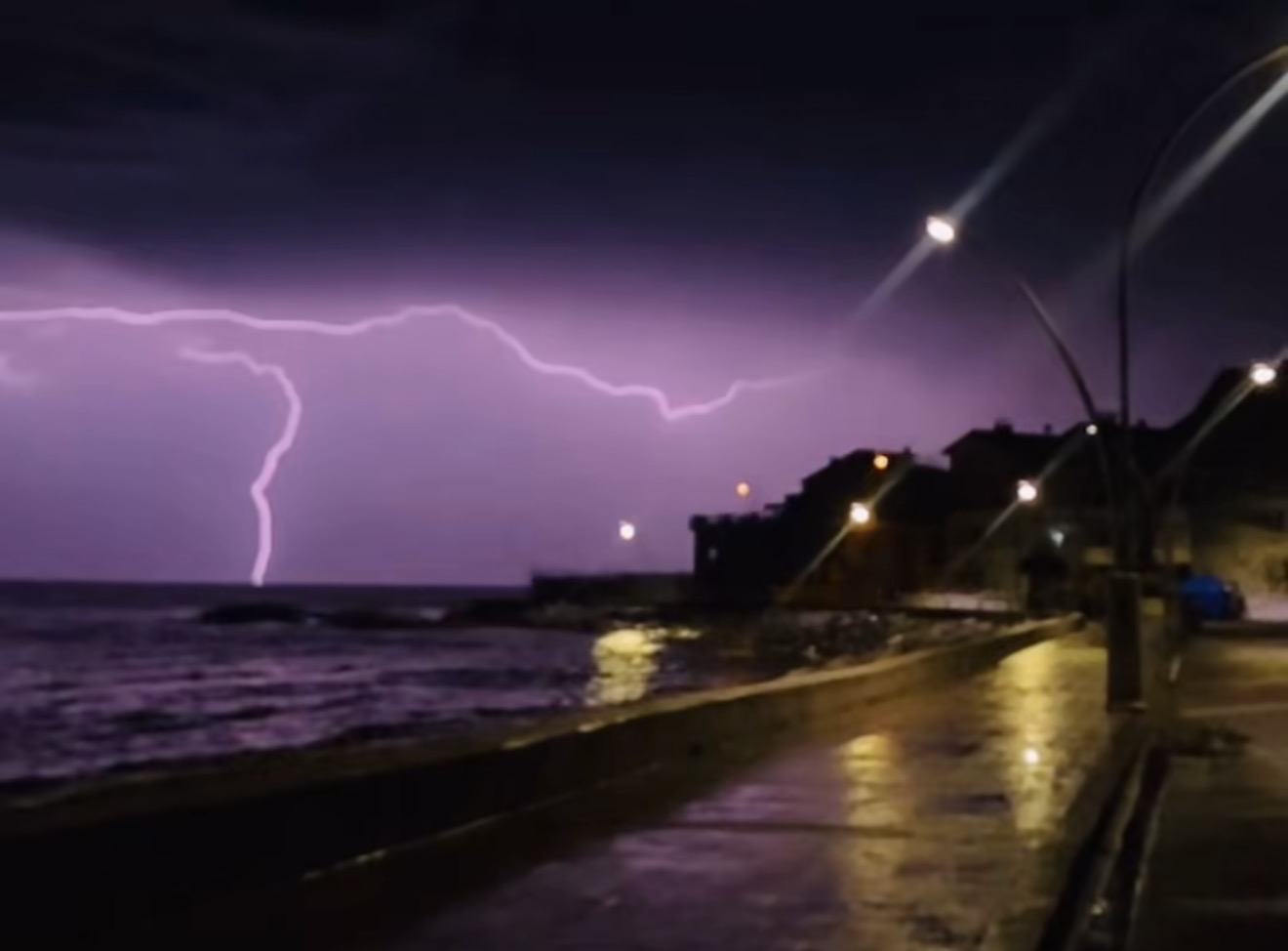 Kandıra Cebeci’de Şimşekler Gökyüzünü Aydınlattı