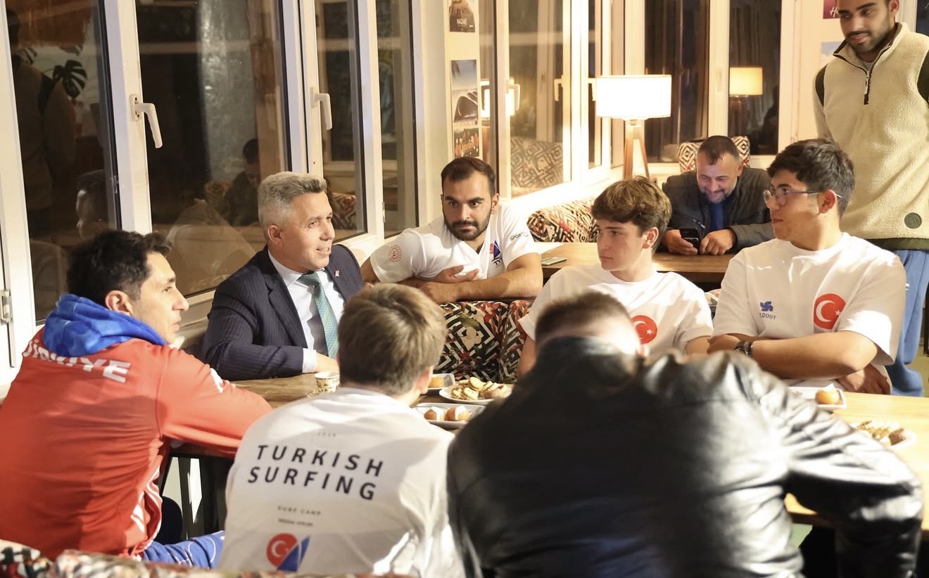 Kandıra Belediye Başkanı Erol Ölmez’in Babalı Sörf Kulübü ziyareti ve milli sporcu Yasin Pehlivan ile görüşmesi.