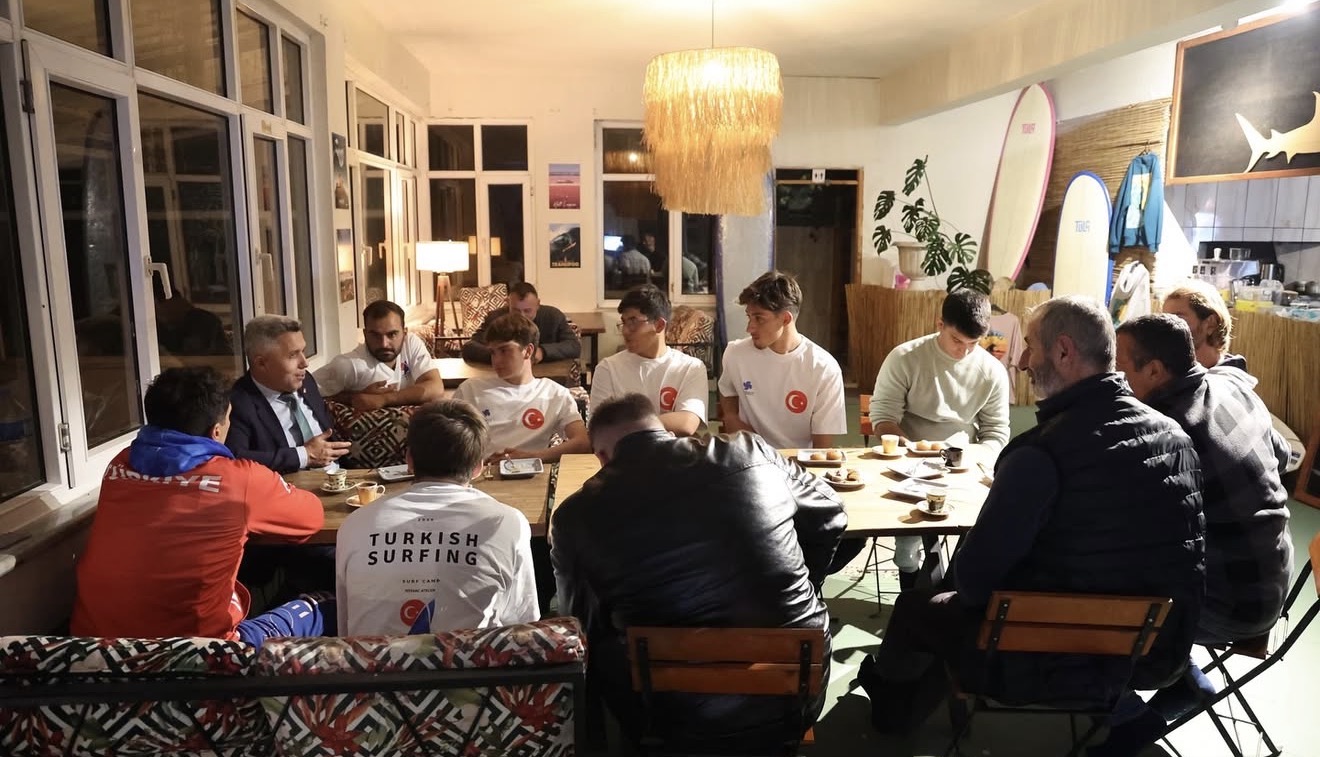 Kandıra Belediye Başkanı Erol Ölmez’in Babalı Sörf Kulübü ziyareti ve milli sporcu Yasin Pehlivan ile görüşmesi.