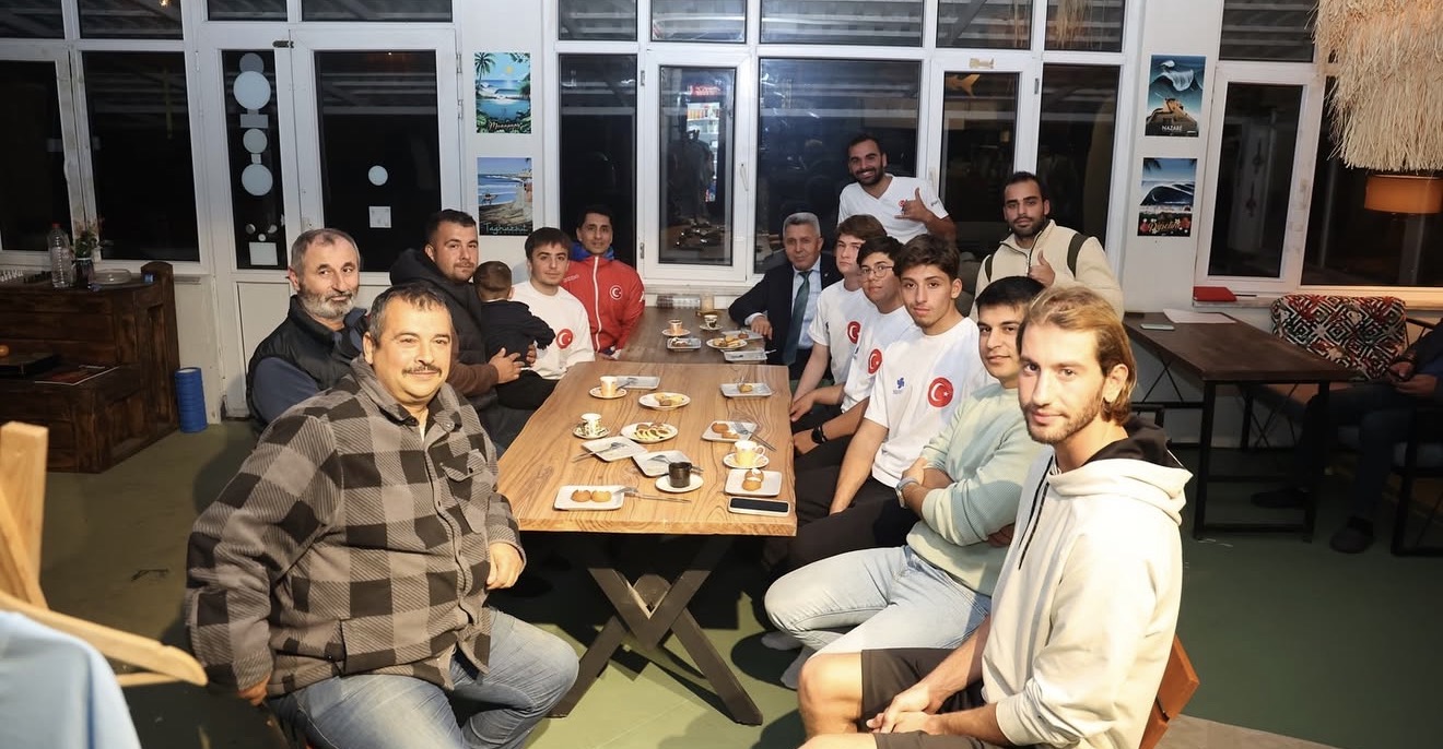 Kandıra Belediye Başkanı Erol Ölmez’in Babalı Sörf Kulübü ziyareti ve milli sporcu Yasin Pehlivan ile görüşmesi.