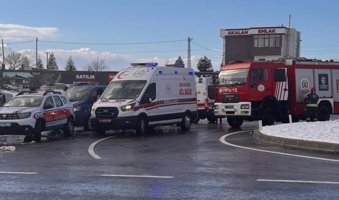 Kandıra–İzmit Yolu Kocakaymaz Kavşağında Kaza.. Yaralılar Var.. Kandıra–İzmit yolu üzerinde bulunan Kocakaymaz Kavşağı’nda iki aracın çarpışması sonucu