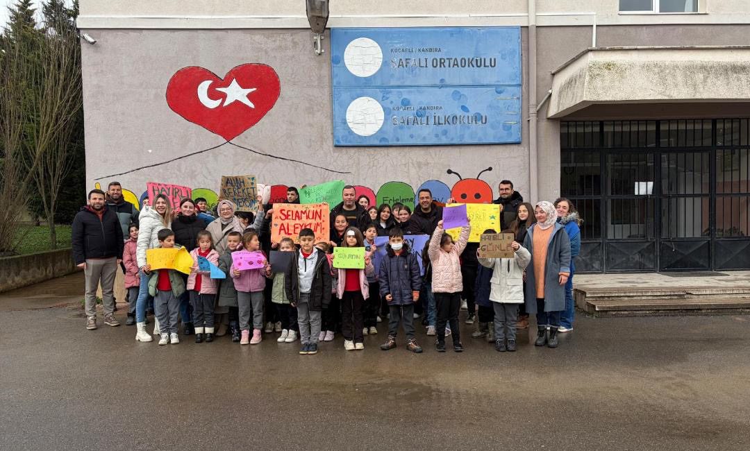 Kandıra Safalı Okulu’nda Gönül Köprüleri Kuruluyor Kandıra Safalı İlkokulu ve Ortaokulu, öğrencilerine nezaket, saygı ve iletişim