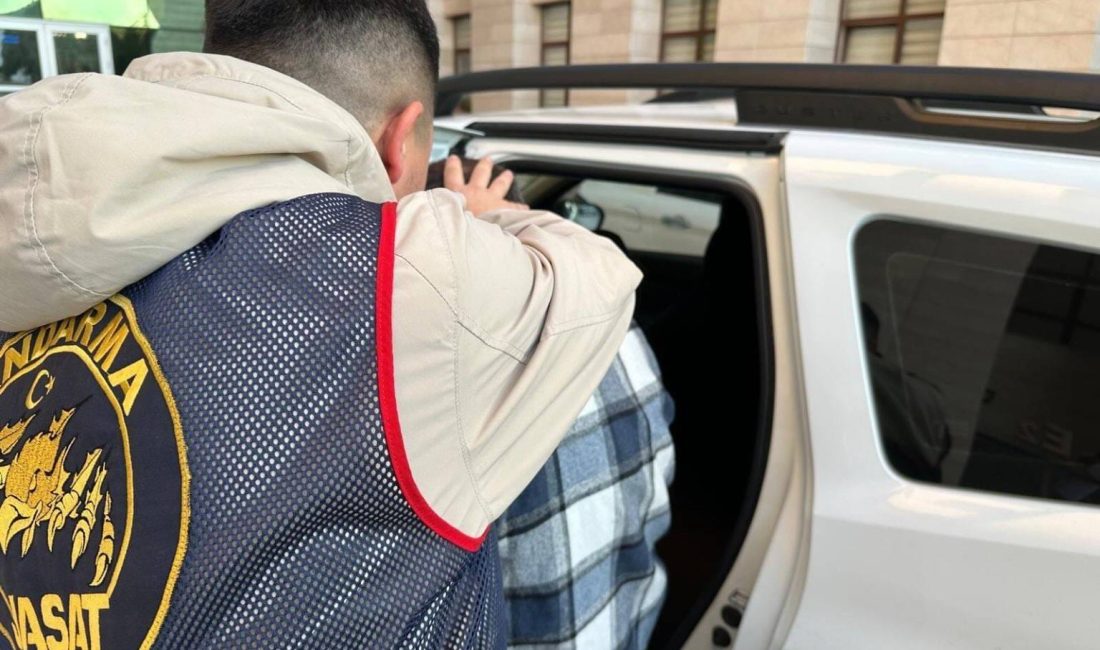 Kandıra’da JASAT Operasyonu: Kardeş Katili Cenazede Yakalandı! Kandıra'da, "Kasten Kardeşi Öldürmek" suçundan hakkında kesinleşmiş hapis cezası bulunan