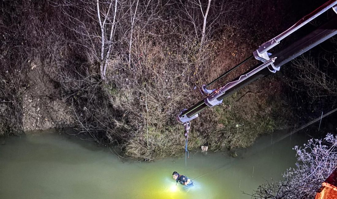 Kandıra Kaynarca Yolunda Kaza: Baba ve Oğuldan Acı Haber Geldi Kandıra-Kaynarca yolu Balcı Raf fabrikası mevkii dere yatağında meydana gelen