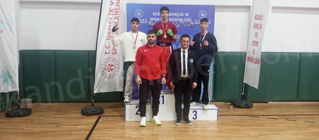 Kandıralı başarılı sporcu Yusuf Elmas, Kocaeli’de düzenlenen şampiyonada 63.5 kiloda