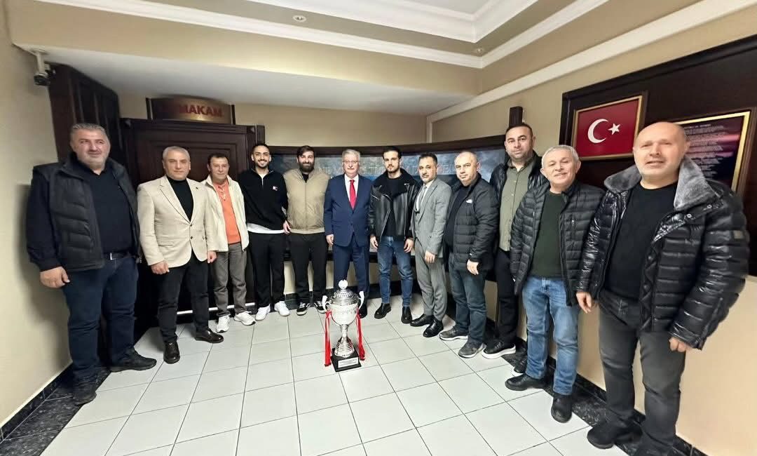 Kandıra Gençlerbirliği’nden Kaymakam Ömer Lütfi Yaran’a Şampiyonluk Ziyareti Kandıra’nın sportif başarılarıyla adından söz ettiren kulübü Kandıra Gençlerbirliği, kazandıkları