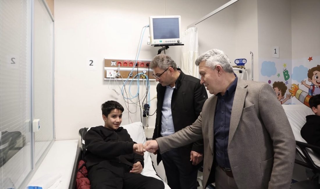 Kandıra’da Öğrenci Servisi Elektrik Direğine Çarptı Kandıra Selametli Mahallesi’nde öğrenci servisinin elektrik direğine çarpması sonucu meydana