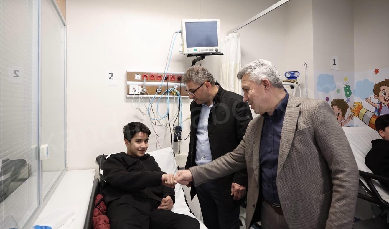 Kandıra Selametli Mahallesi’nde öğrenci servisinin elektrik direğine çarpması sonucu meydana