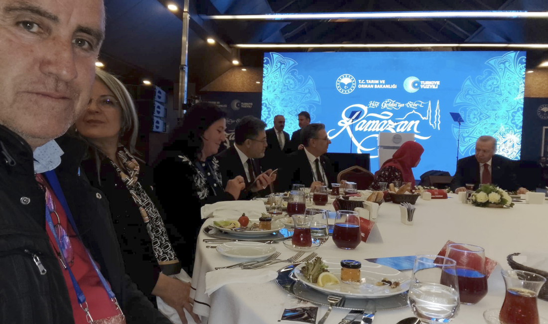 Kandıralı Çiftçi Ahmet Özden Cumhurbaşkanı Erdoğan ile Aynı Masada İftarda Cumhurbaşkanı Recep Tayyip Erdoğan, İstanbul Haliç Kongre Merkezi’nde düzenlenen iftar