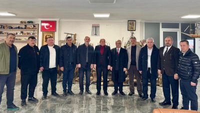 AK Parti Kandıra İlçe Başkanı Sertan Kulaç, beraberindeki ilçe yönetim