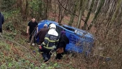 Kandıra ilçesi Çerçili Mahallesi yolu üzerinde seyir halindeki bir otomobil,