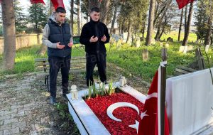 Kandıra Ülkü Ocakları Başkanı Oğuz Bertan ve ülkücü gençler, yaklaşan