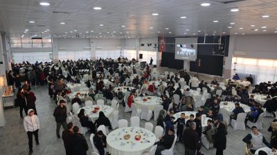 Kandıra Belediyesi tarafından düzenlenen “Gençlik  İftarı”, ilçedeki yüzlerce genci aynı