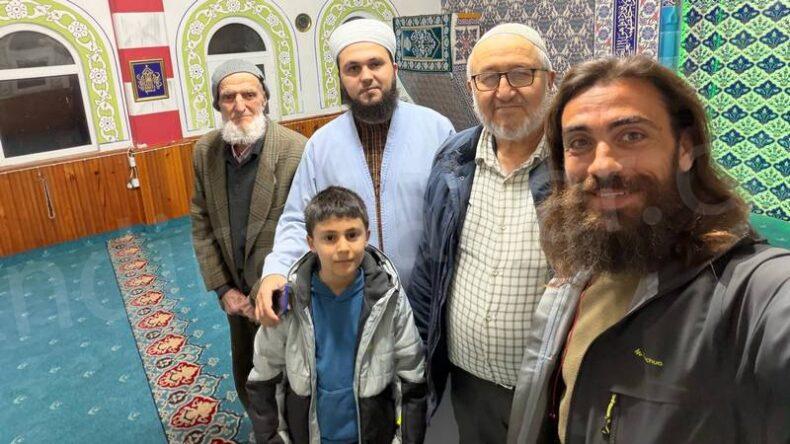 Karaağaç’ta Hoşgörü Rüzgarı: Dünya Turuna Çıkan Gezgin Topallar Camii’nde Konakladı Kandıra Karaağaç’ta, farklı kültürleri ve inançları insanlık paydasında buluşturan örnek