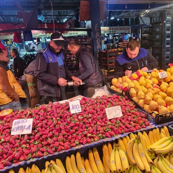 Kandıra Belediyesi Zabıta Müdürlüğü ekipleri, pazaryerlerinde kullanılan ölçü ve tartı