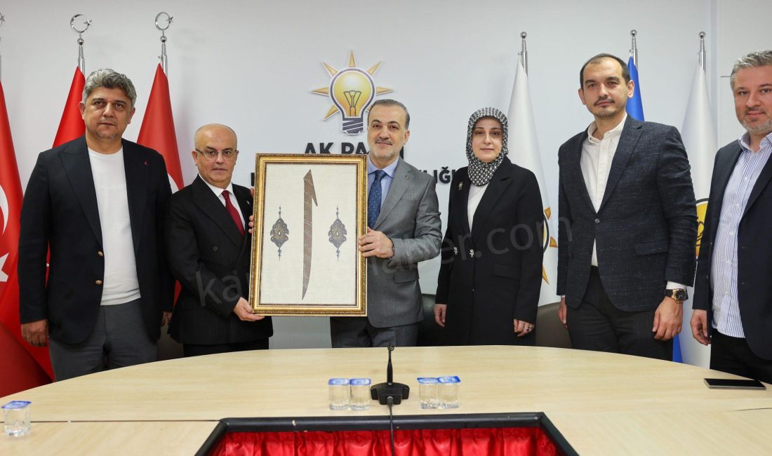 AK Parti Kandıra İlçe Başkanı Sertan Kulaç ve ilçe yöneticileri,