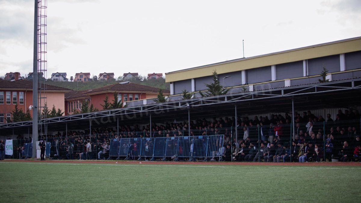 Kandıra Gençlerbirliği ile Derincespor arasında oynanan kritik mücadele, yeşil sahalarda