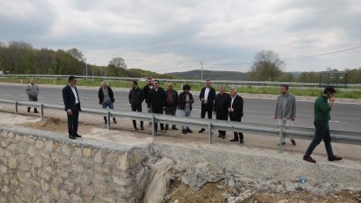 Kandıra-İzmit Yolunda Ulaşım Zirvesi: Başkan Ölmez ve Muhtarlar Sahada Kandıra-İzmit yolu üzerinde sürücülerin güvenliğini tehdit eden ve ulaşım aksaklıklarına